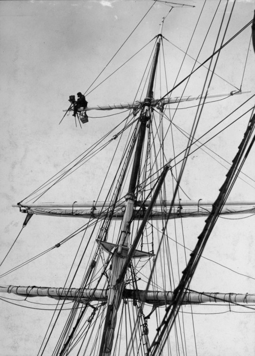 camerafilia:Photographer Frank Hurley gets a high angle shot.IMAGE: FRANK HURLEY/SCOTT POLAR RESEARC