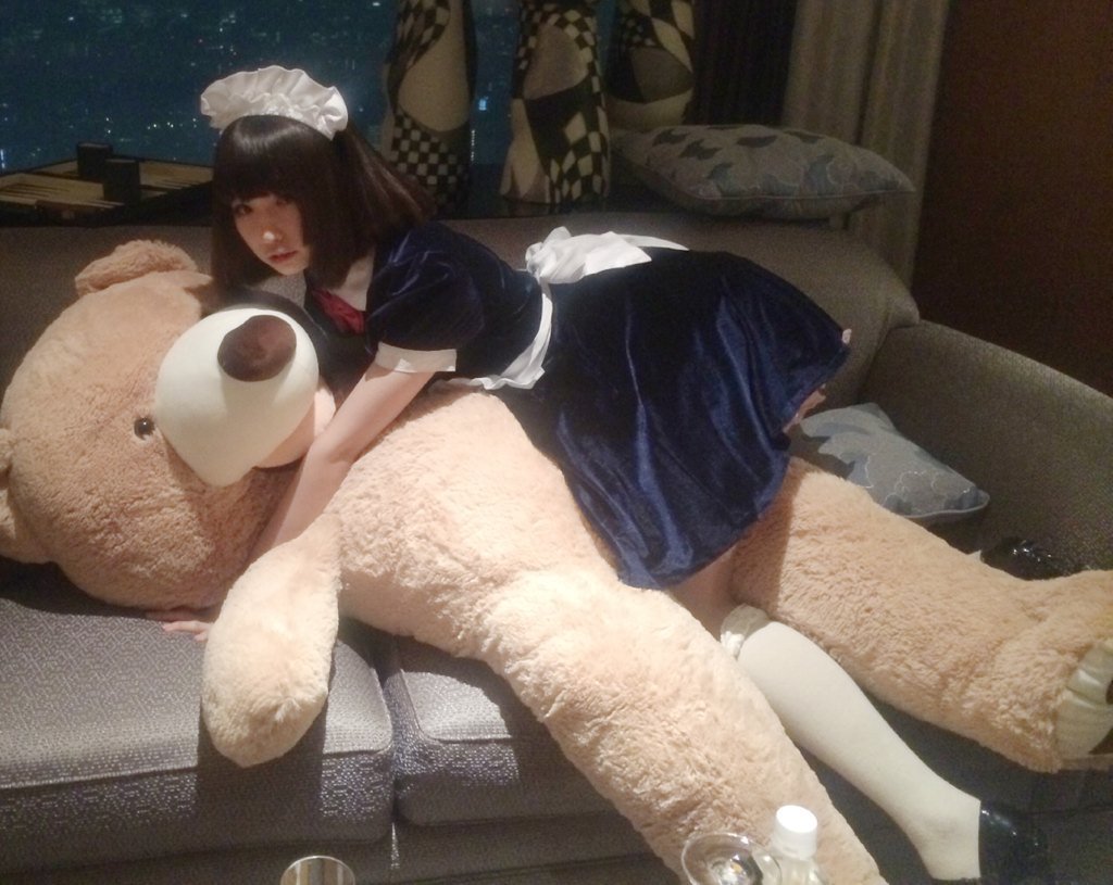 odalisque-uk:  Now hump it’s leg, sweetie, just like you grind onto Daddy’s leg