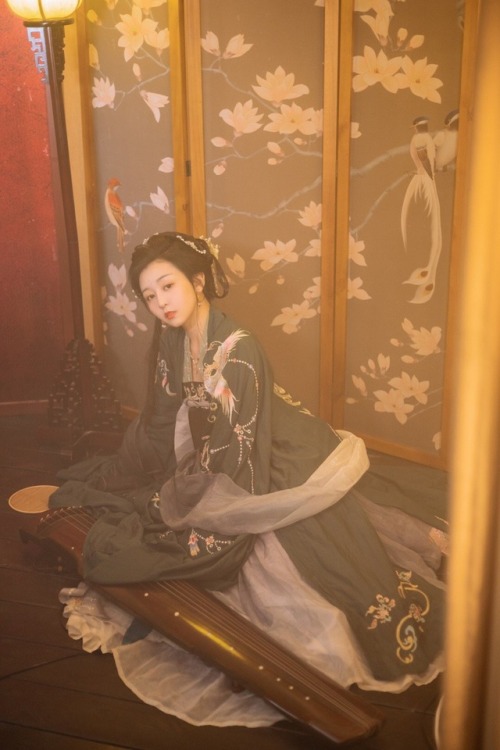 ziseviolet: Traditional Chinese hanfu and guqin/古琴 (zither).