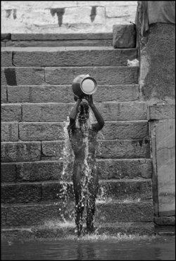 2000-lightyearsfromhome:  Ferdinando Scianna Benares, India: il bagno del mattino sul Gange. 