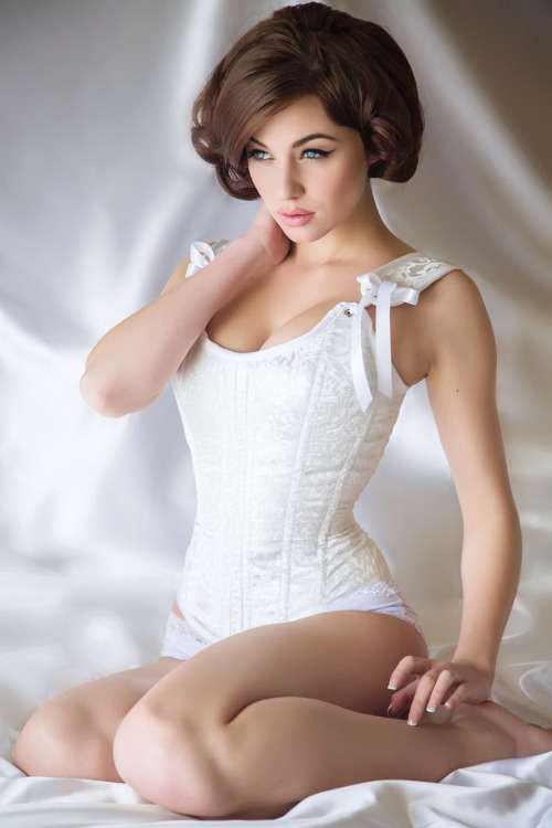 lingerieerotica:  A sexy babe in a white satin bustier 