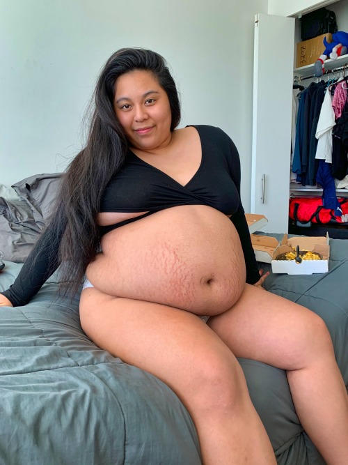 mochiibabiifeedii:  Belly getting BIG 🤰🏻