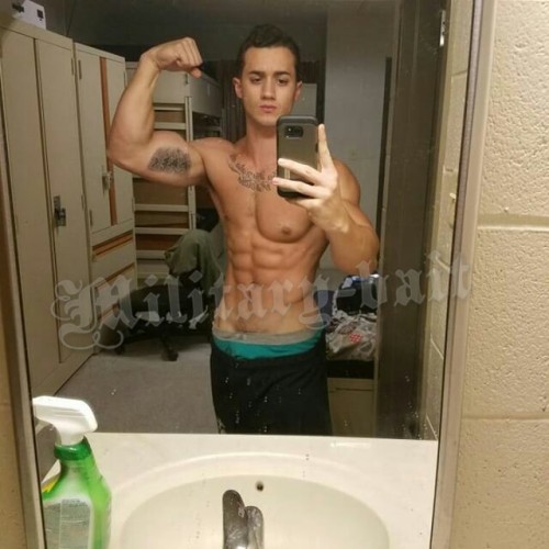 mystraightfriend:  Mystraightfriend.tumblr.com