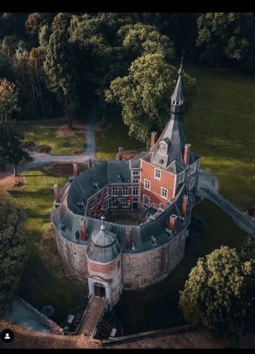utwo:  Waroux Castle, Belgium© Inspire Tradition
