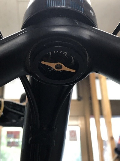 matebax: フォークコラムの底に蓋をしてしまおうというものです。 | Ｄｉｍｅｎｓｉｏｎ　mtbproshop コラムの裏側から入る泥などをシャットアウトできるほか、コラム内部に小物を仕込んでお