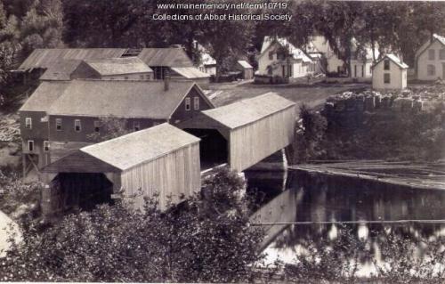 Twin coveredbridges spanning the Piscataquis River in Upper Abbot (Maine, c.1906), with Excelsior Mi