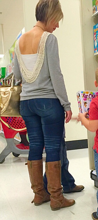 midwestcreepin:  Big ass MILF slut