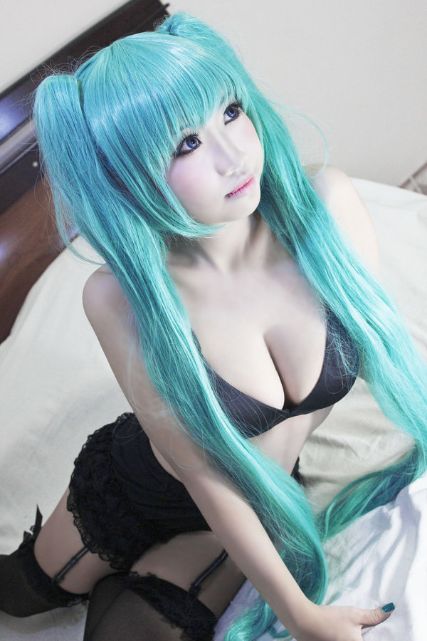 nerdynakedgirls:  Hatsune Miku - Spice by ~MonicaWos
