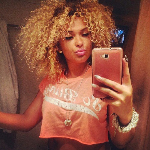 mesooconfident:  http://mesooconfident.tumblr.com 