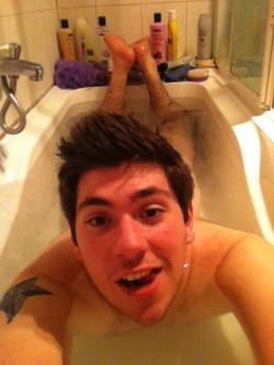 dimcas92:  More bath selfies 