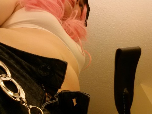 lil-uni:  Incomplete Poison Cosplay! Still waiting on the collar/arm bands, the chain for the hat, and I might go get new jean shorts I can tear up. I thought I would take a few pics! Streaming with it on at twitch.tv/unicorntrap <3