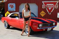 backyardgarage:  two of my favorites…..Camaros and Chevelles!!