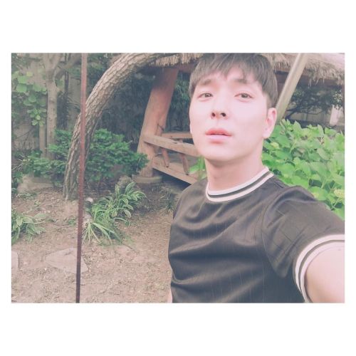 [☆Jonghoon Instagram Update] ftgtjhc: 인테리어 내스타일 #강호원장님#레드카펫