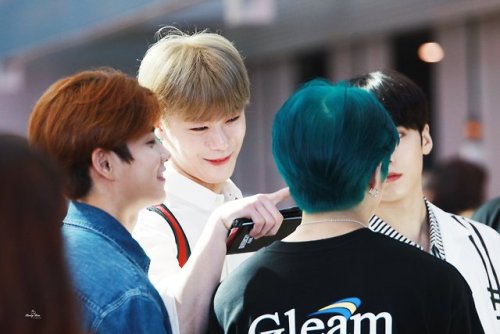 shinigamibutterfly:My favorite photo set from the reveal of blue/green Jinjin. They look so amused b