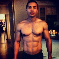 strictlyfun-n-games:  s-fit-c:  is that…ah, what his name…Naw that aint him. look like him tho  that is him  That&rsquo;s Rick Gonzalez