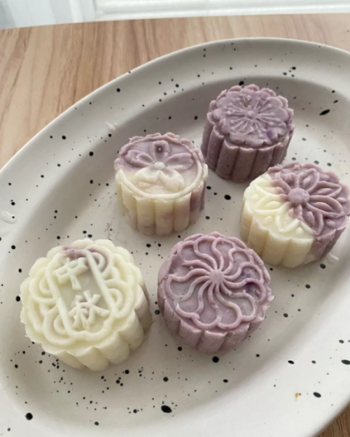 fuckyeahchinesefashion:more mooncakes for mid-autumn festival