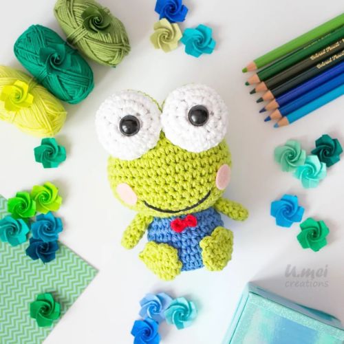 Blue and green~ . . . . . #frog #frogs #greenfrog #cutefrogs #cutefrog #frogplush #crochetfrog #ami