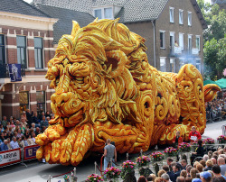 itscolossal:  The Annual ‘Corso Zundert’ Flower Parade Features Radically Designed Floats Adorned with Dahlias