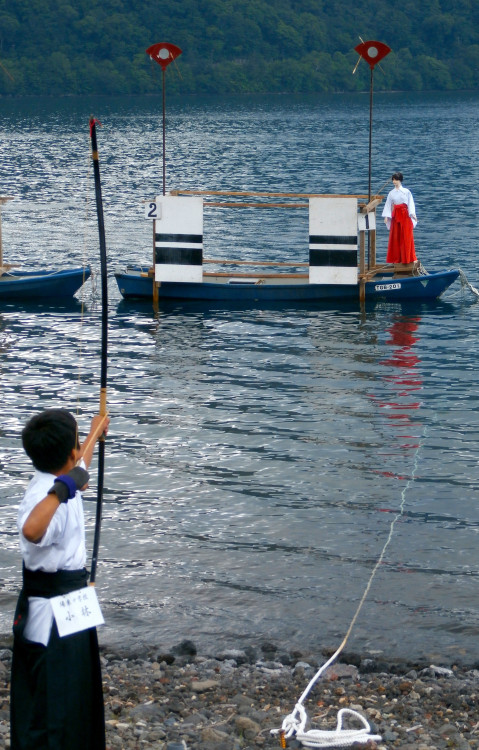 Japanese Archery on Lake Chuzenji - Imgur Kyudo with Fan Targets www.youtube.com/watch?v=Ujg