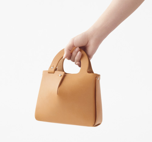 Sex productfolder:https://www.dezeen.com/2020/04/07/nendo-mai-bag-up-to-you-anthology/ pictures