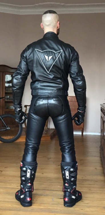 hhgoilleder: leathergf:  bladerider1:  rubblnfet: Prepared for the motorcycle ride… Wow  Chap