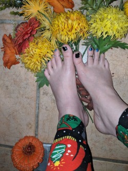 cum2toes4u:  goddessemmalee:    oh goddess ty for such sexy pix