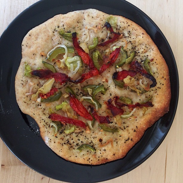veganpizzafuckyeah:  reblogged from themoonandantarctica:  Leftover pizza I made