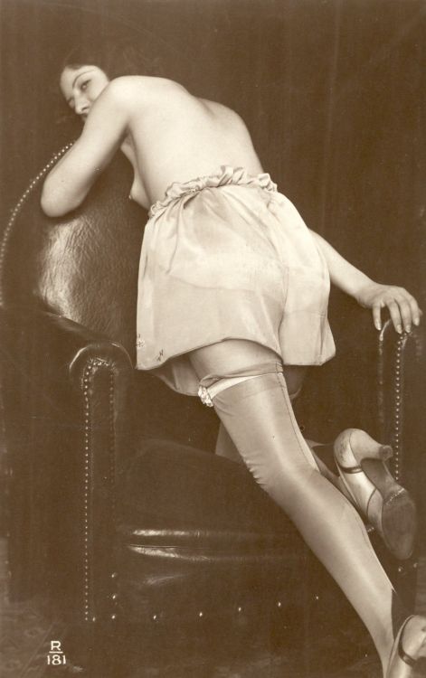 palomamia:  Photo circa 1920 Nylon stockings 