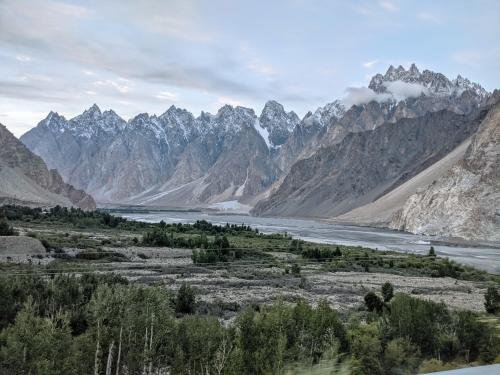 oneshotolive:  Passu cones avg elev. 24k ft. in Norther Pakistan/Azad kashmir. Def one of the most beautiful mountains on the planet. [OC] [4000 x 3000] 📷: jagzgunz 