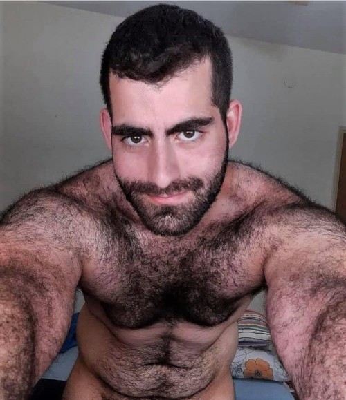 blueyesbator:  alphasneakersub:  +++ 🤪   OMG this guy is so handsome and hairy! 😛😛😛😛😛😛