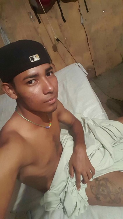chavosbuenosyvergones: Chavito con buen trozo.Sigue mis blogs:chavosbuenosyvergones.tumblr.comhornys