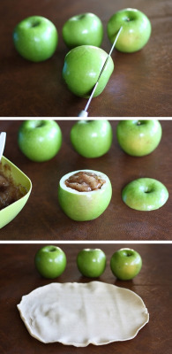 thecakebar:  Apple Pie Baked inside of Apples Tutorial 