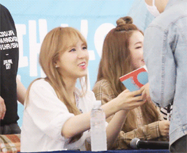 wendythegood:  wendy being cute with fans 