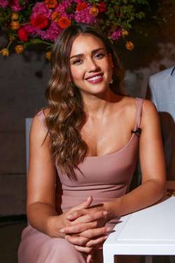 sexyandfamous:  Jessica Alba