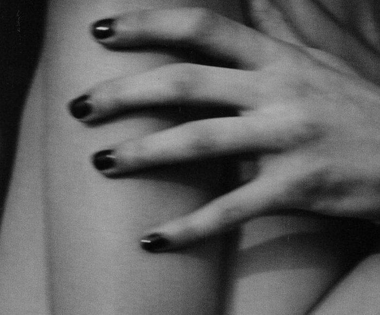 labsinthe: “Finishing touch” photographed by Peter Lindbergh for Vogue Italia