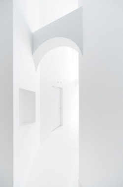 Kindofluxe:  Fluentmoves:  Stxxz:  Nadamoto Yukiko Architects - Roji, Japan.  White