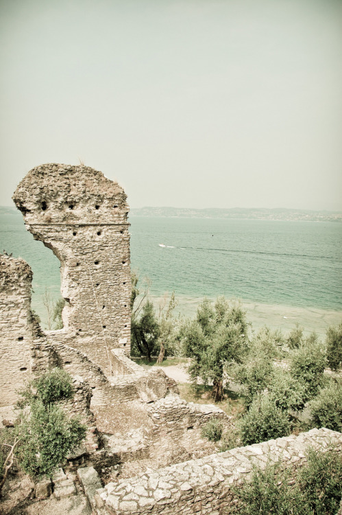 classical-beauty-of-the-past:Villa Romana, Sirmione by matt northam