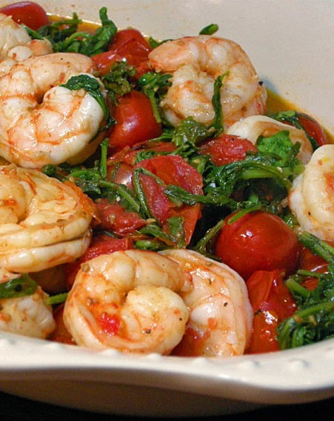 GAMBERETTI CON RUCOLA E POMODORI