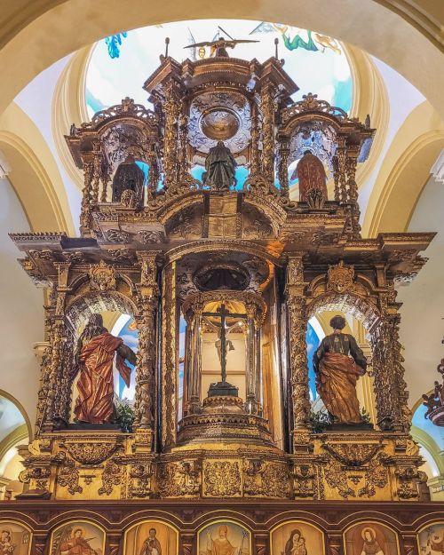 El retablo mayor de la Catedral de Trujillo (c.1721) es una magnífica estructura exenta, con dos fre
