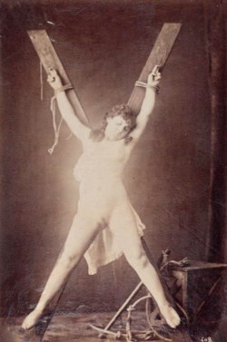 godparty:  Femme nue crucifiée, ca. 1870. 