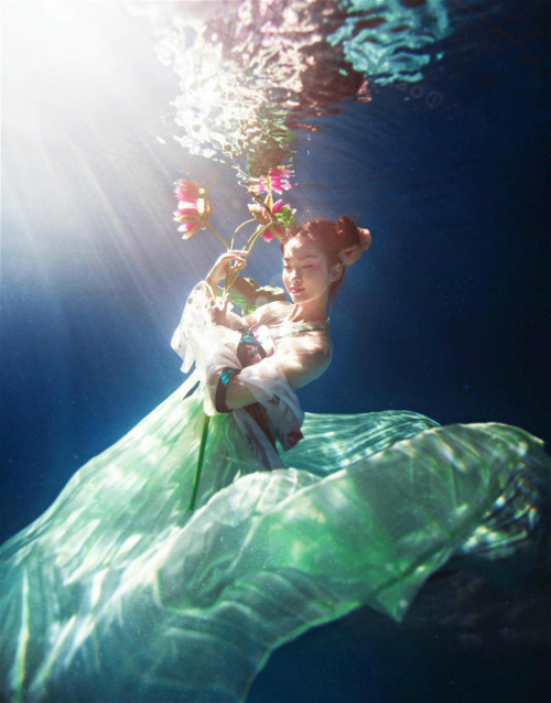 Traditional Chinese clothes, hanfu. Underwater photography by 但使相思.