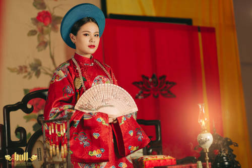 Beautiful red áo tấc created for Vietnamese wedding. Traditionally, Nguyễn dynasty preferred blue, g