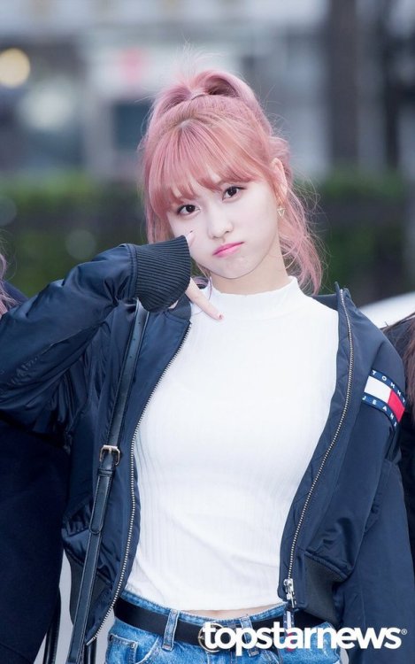 eyecandieskpop:  eyecandieskpop:TWICE Momo a few more with x-ray