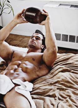 chelseabanker:  Muscle Dude waiting for some morning action  wicked ripped