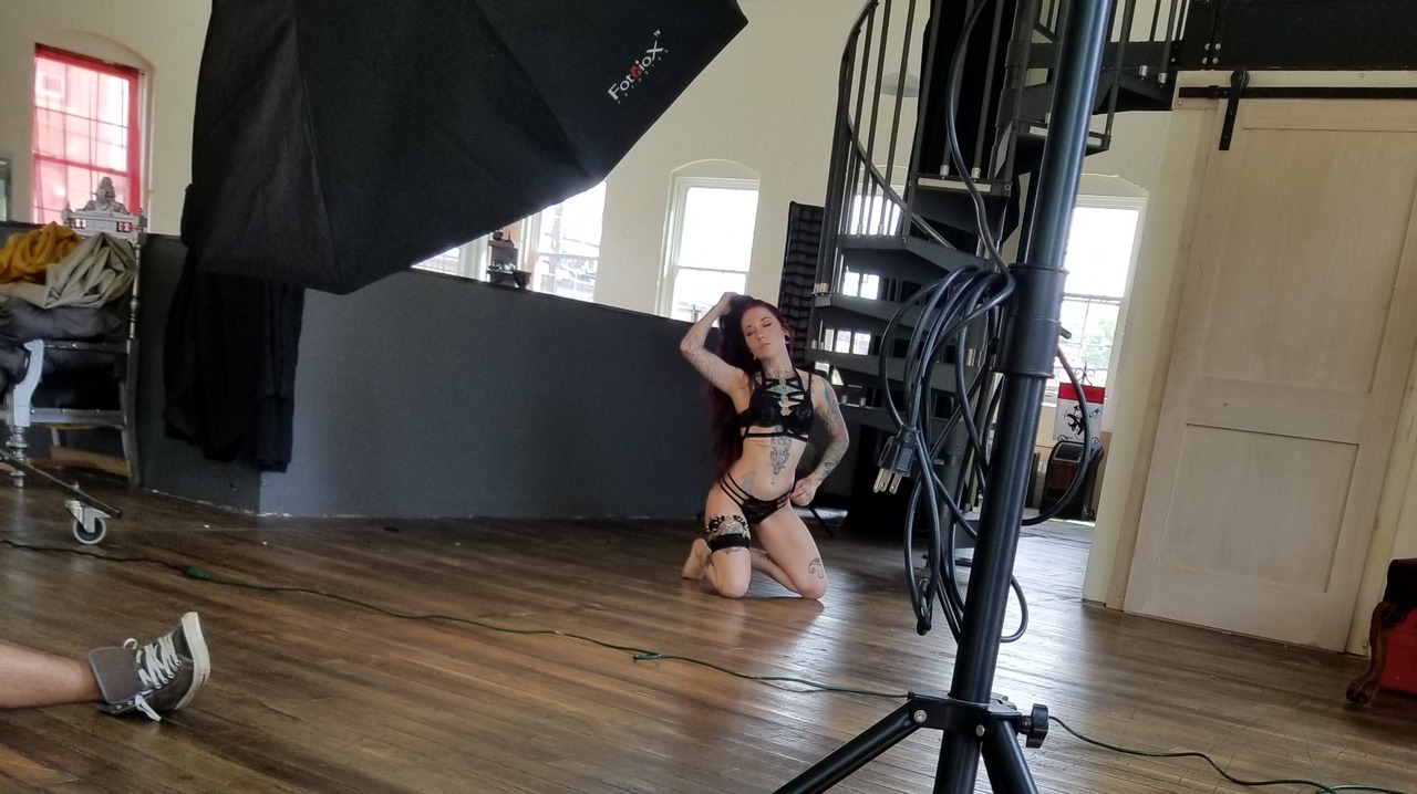 trashfirefallon:  Behind the scenes at one of @officialmarytsunami ’s photoshoots.