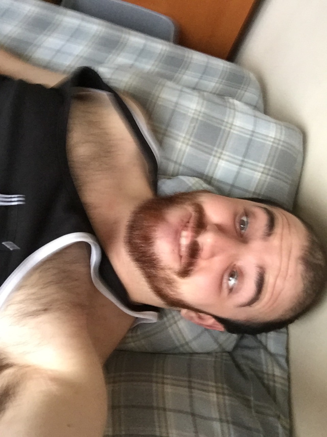 colethecolossus:  My method to take a decent smiling photo of myself 