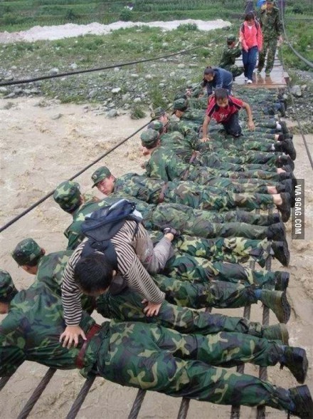 natal-ee-a:  Faith in humanity restored: Mexican soldiers serving as a bridge to