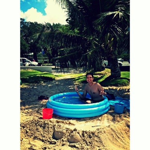 Just another #pool at the #beach and a #moat #alas #beachday #splash #bubbles #bigkidsforlife #awwwyeaaaah #hawaii (at Ala Moana Beach Park)