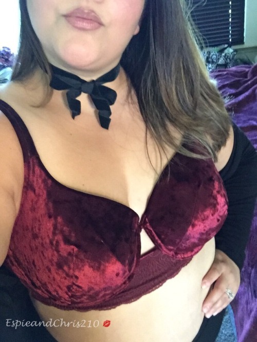 espieandchris210: Fall weather brings out my fave burgundy velvet bra. xoxo-Espie  The bra is super 