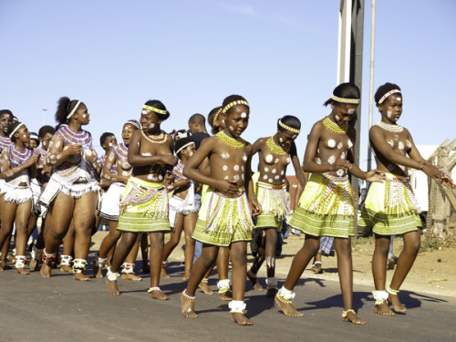 jaamacbaadiye:Topless Virgin Swazi women dance to celebrate Reed Dance